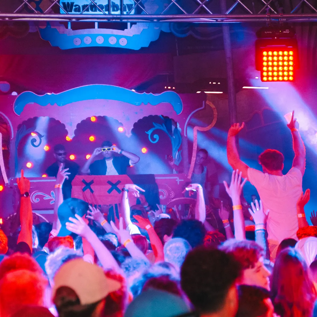 A photograph of the crowd at Wanderbay